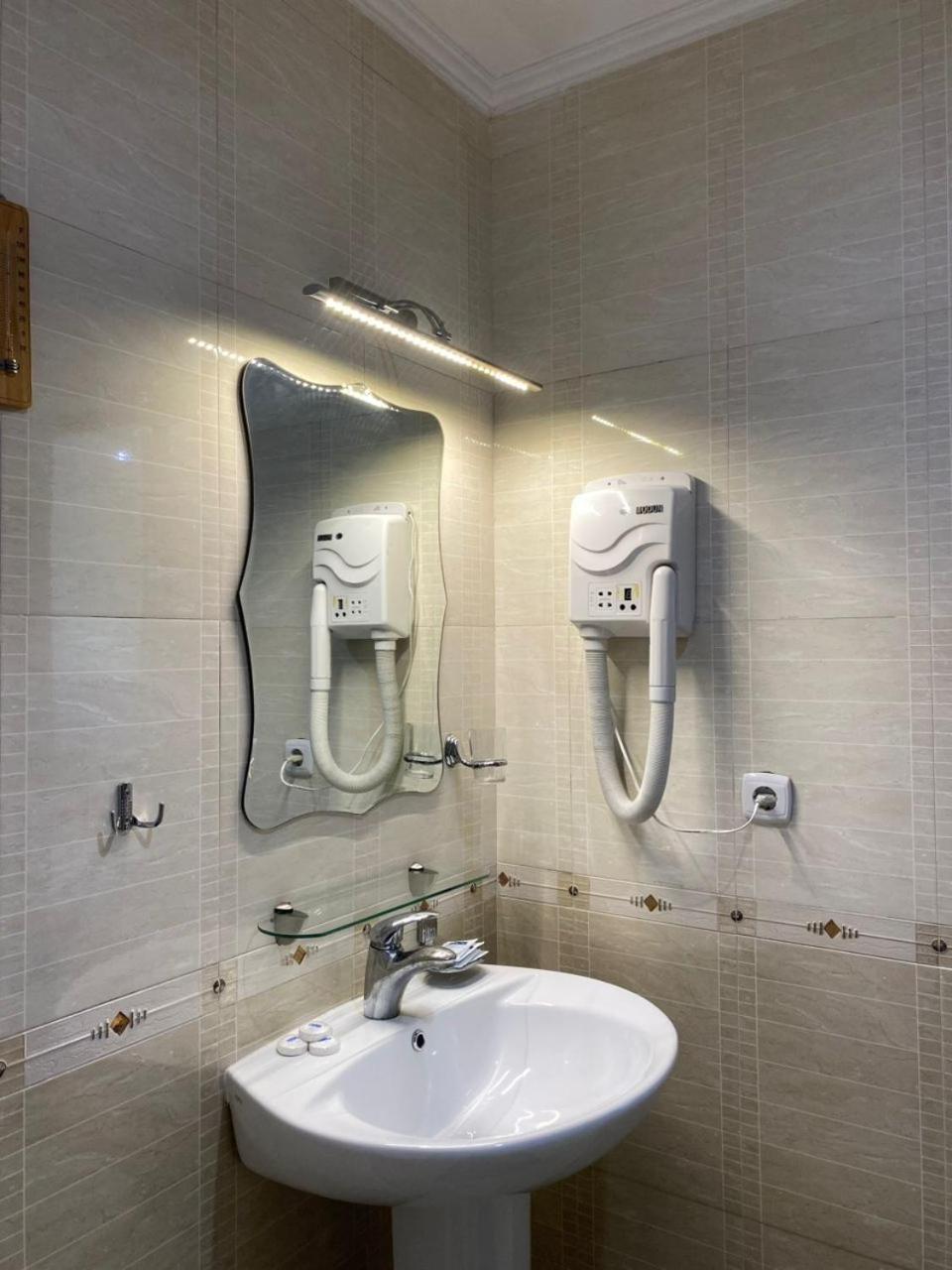 Hotel Tri Korony Cholpon-Ata Esterno foto